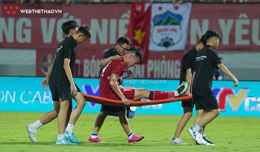 Hoang Duc left the pitch on stretcher