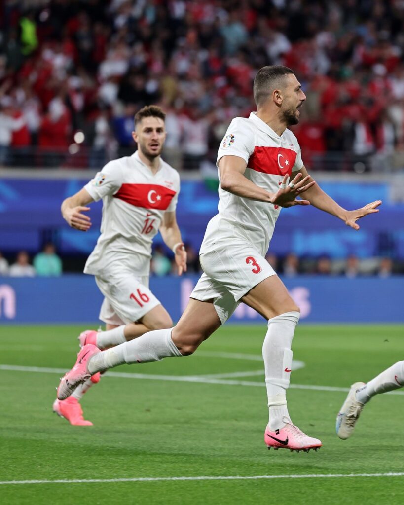 Merih Demiral mở tỉ số cho Thổ Nhĩ Kỳ ở trận cầu vòng 1/8 Euro 2024