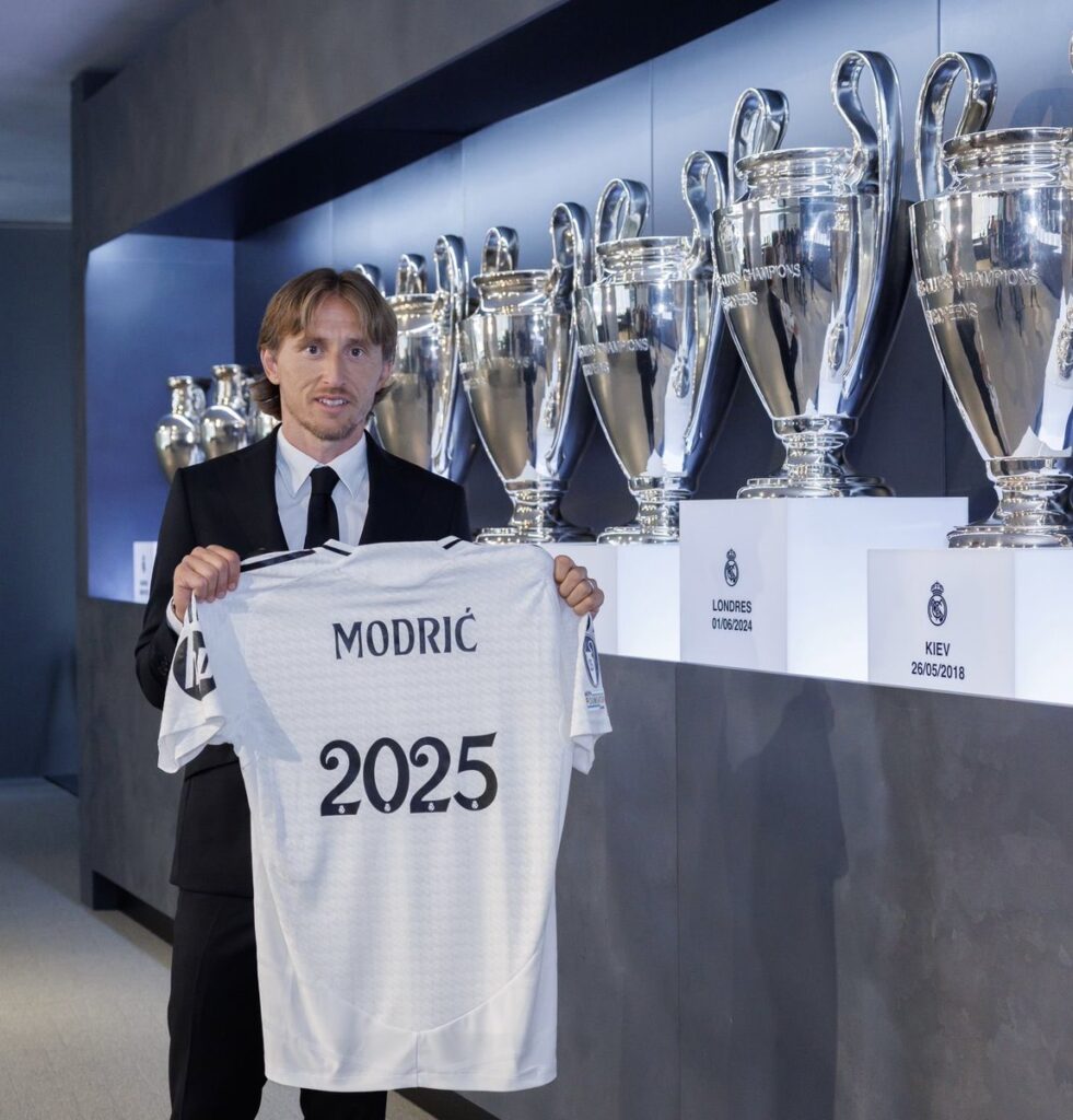 Modric gia hạn với Real Madrid đến 2025