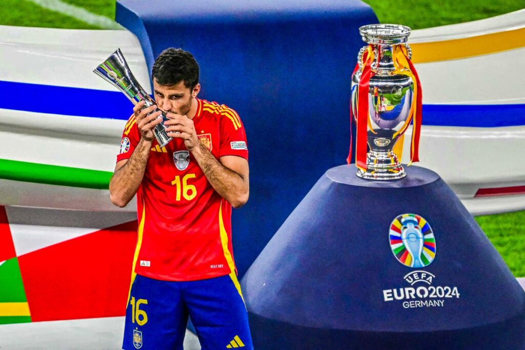 Rodri giành giải Cầu thủ hay nhất Euro 2024