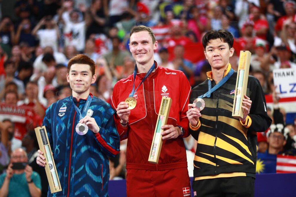 Từ trái sang Kunlavut Vitidsarn, Axelsen và Ji Zia sau khi môn Cầu lông đơn nam Olympic 2024 khép lại