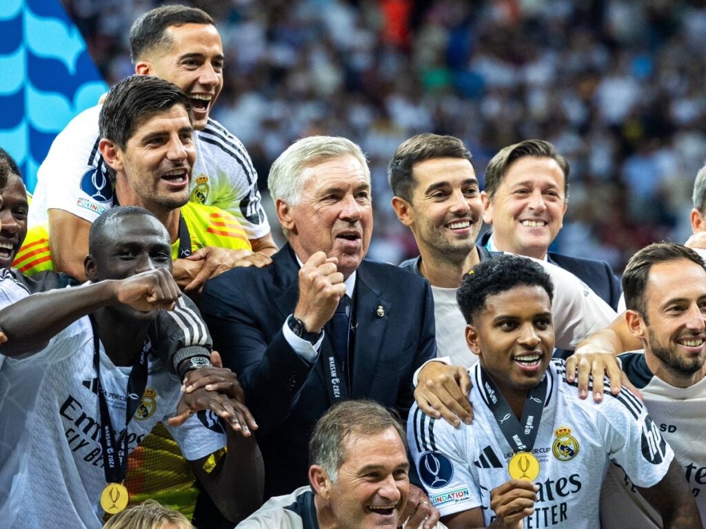 Ancelotti cùng Real Madrid nâng cúp vô địch Super Cup UEFA