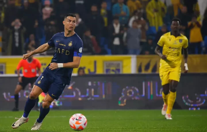 Ronaldo sút hỏng phạt đền