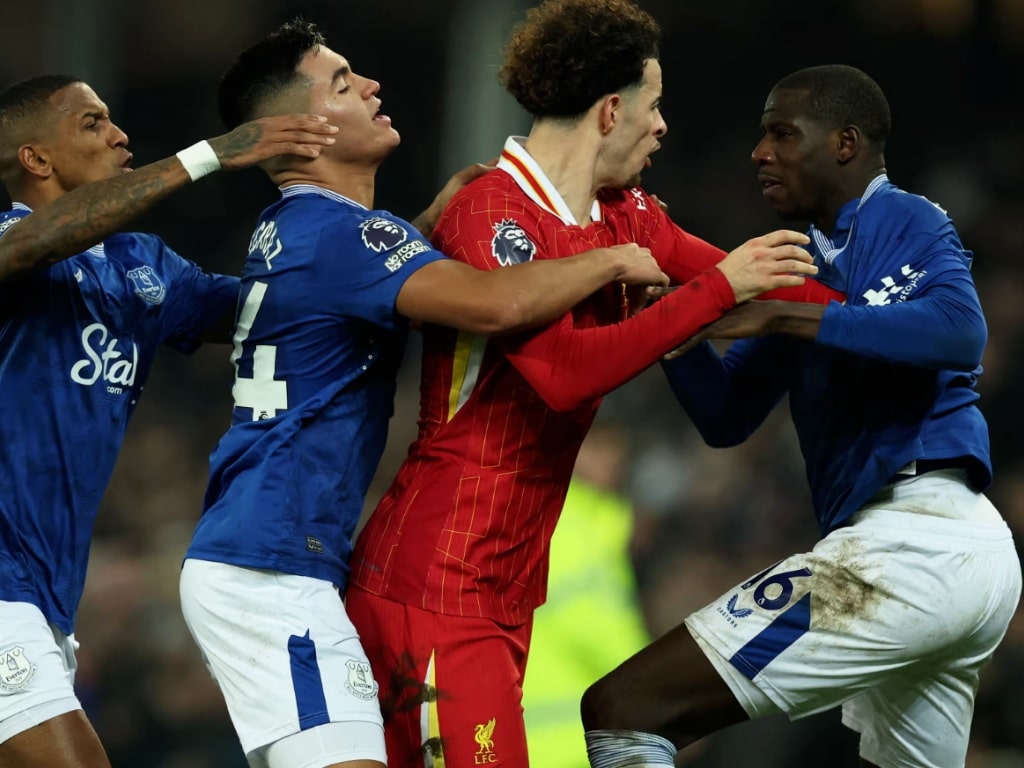 Cầu thủ Everton và Liverpool ẩu đả sau trận derby Merseyside kịch tính