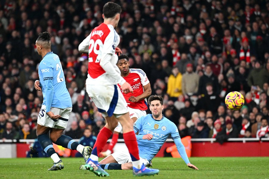 Lewis-Kelly - sao trẻ Arsenal kết liễu Man City