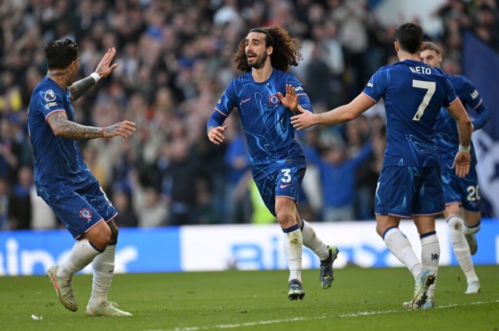 Cucurella ghi bàn vào lưới Leicester