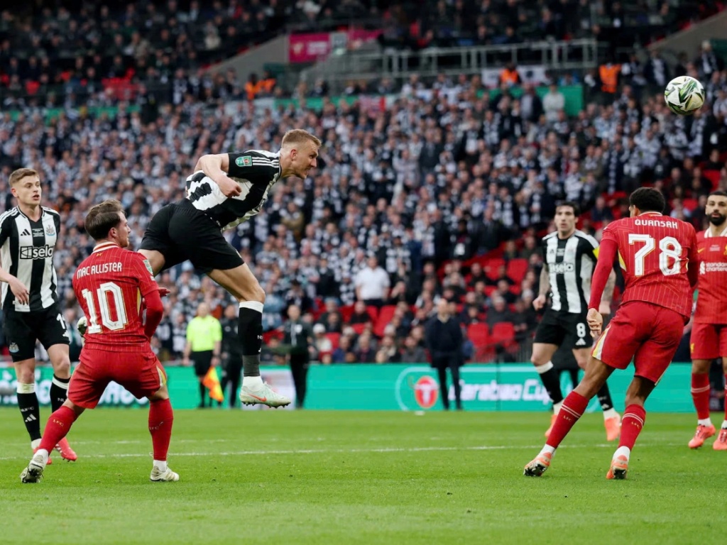 Dan Burn mở tỉ số cho Newcastle trong trận chung kết League Cup với Liverpool