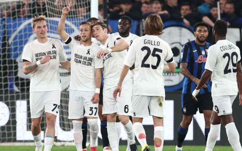 Lecce mặc áo đấu màu trắng để phản đối quyết định của Serie A