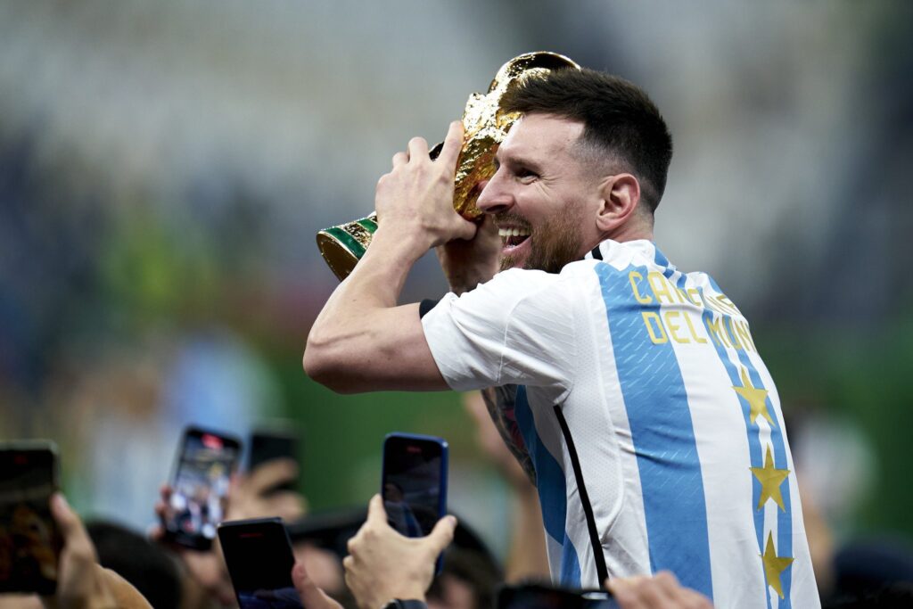 Lionel Messi sở hữu nhiều danh hiệu tập thể nhất nhì lịch sử sau khi vô địch World Cup 2022