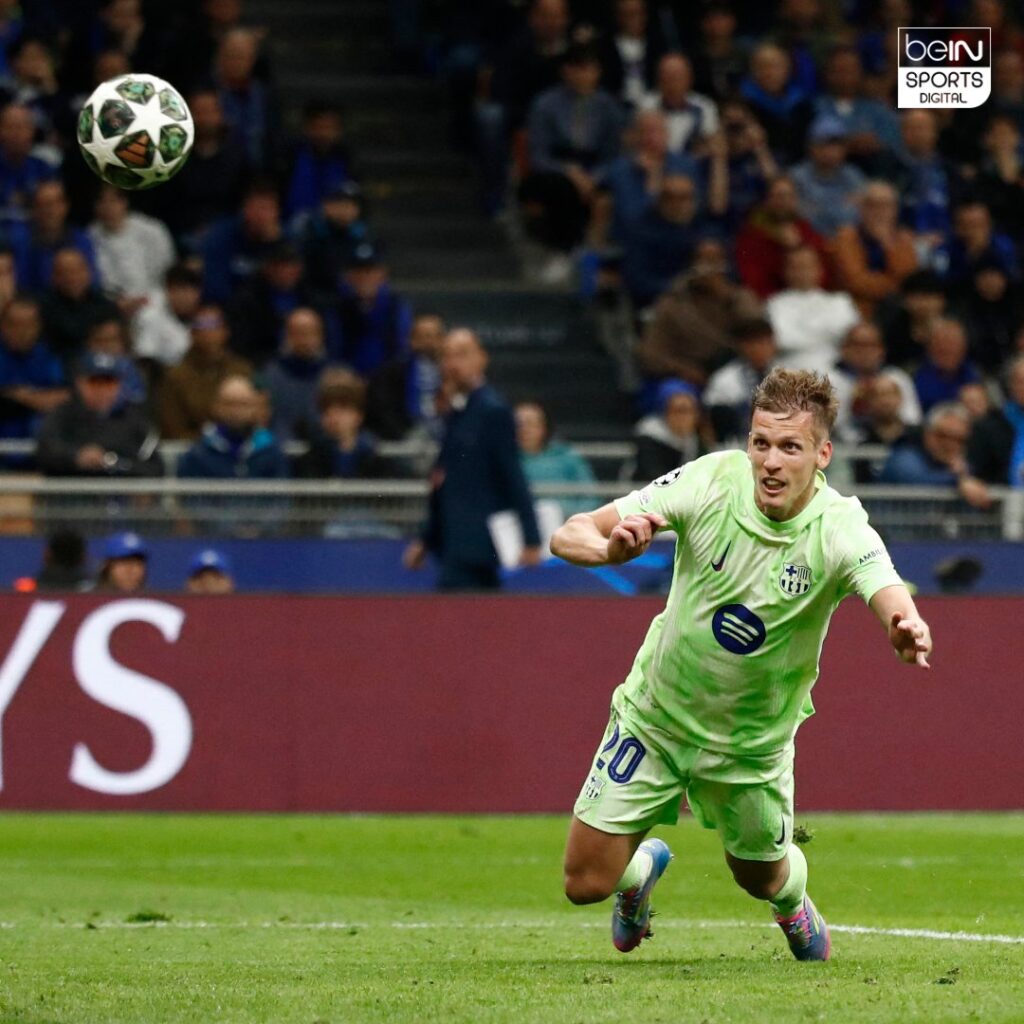 Dani Olmo đánh đầu gỡ hòa cho Barca