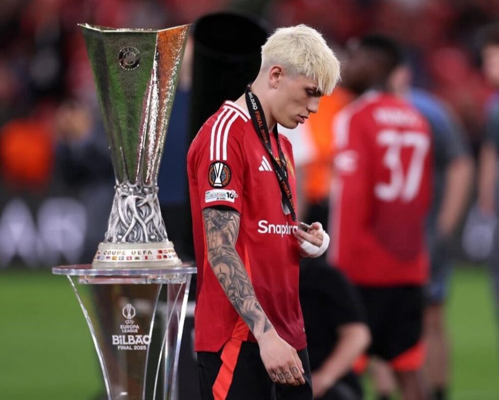 Garnacho buồn bã sau khi Man Utd thua vào tay Tottenham Hotspur ở chung kết Europa League