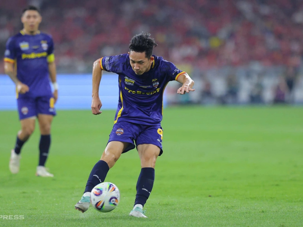 Hai Long tung ra cú dứt điểm về phía khung thành của Man Utd