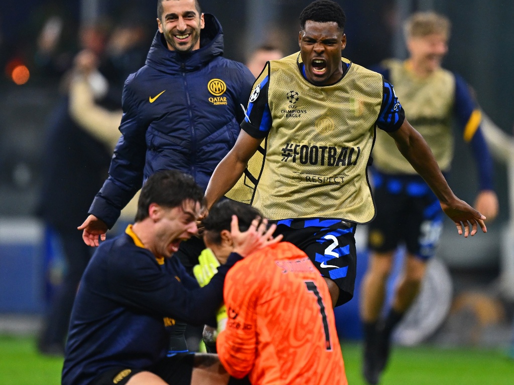 Sommer gục xuống ăn mừng sau khi cùng Inter Milan vào chung kết C1