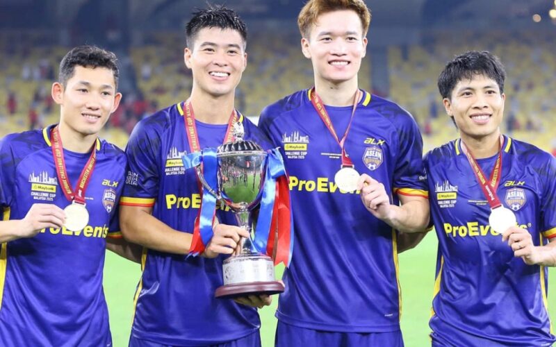 Hai Long nhận điểm cao bậc nhất trận thắng Man Utd của ASEAN All Stars