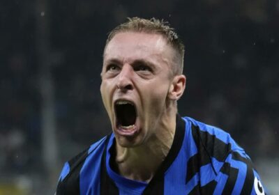 Davide Frattesi ăn mừng đầy phấn khích sau khi giúp Inter milan dẫn Barcelona 4-3 ở hiệp phụ