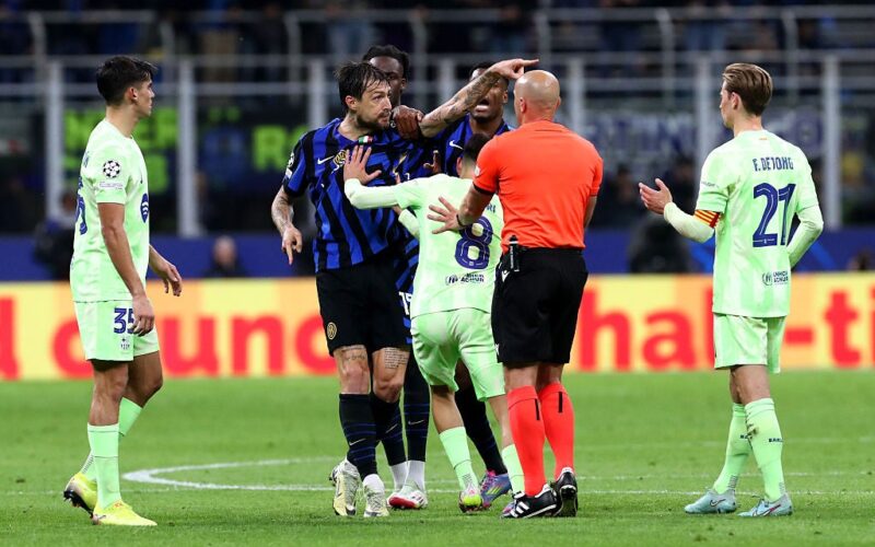 Martinez bị tố nhổ nước bọt vào cầu thủ Inter