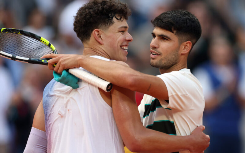 Alcaraz thắng kịch tính Shelton tại Roland Garros, tỏa sáng với tinh thần fair-play