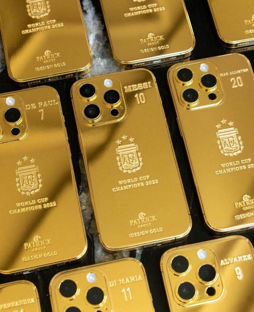 Messi giving out gold Iphone