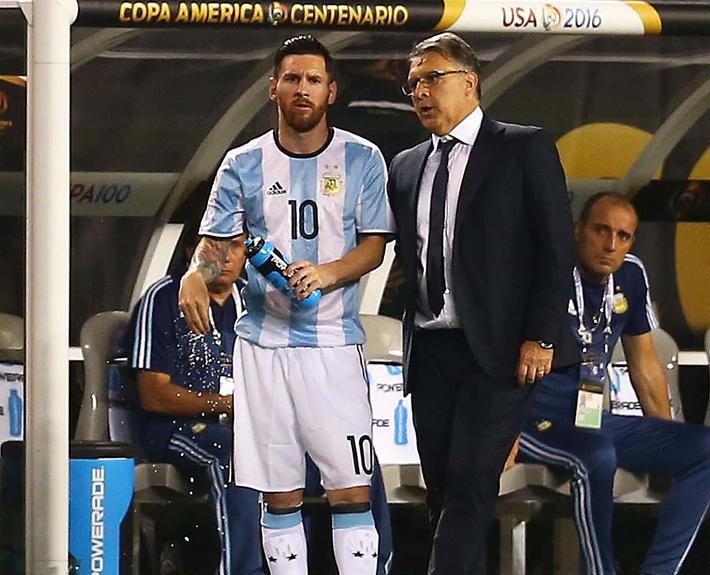 Martino từng huấn luyện Messi ở Barcelona và tuyển Argentina