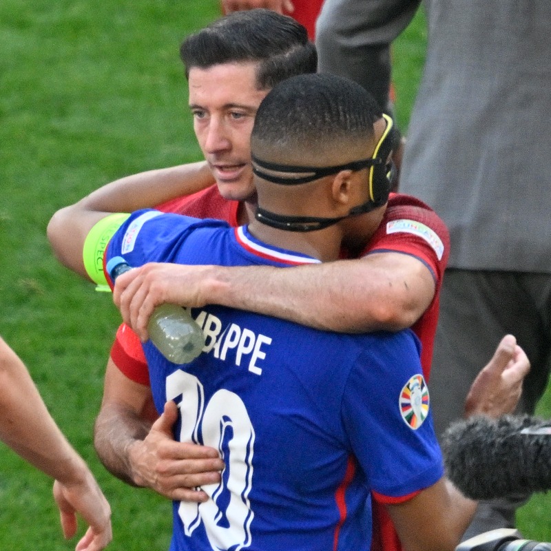 Lewandowski and Mbappe shared a moment after Group D's fixture concluded