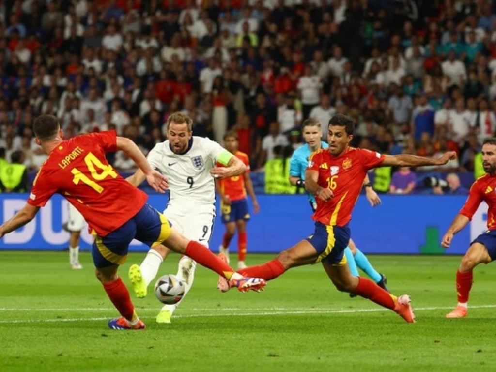 Harry Kane attempted a shot at Spain's goal