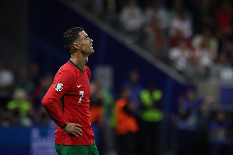 Cristiano Ronaldo thất thần sau khi bị tuyển Pháp loại ở loạt penalty trận tứ kết Euro 2024