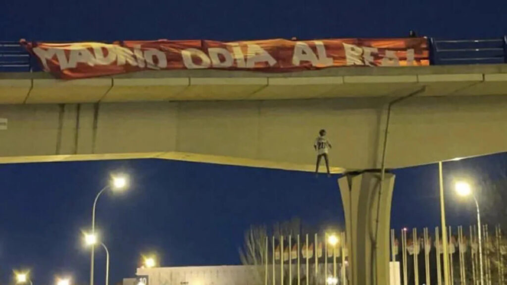 A doll with Vinícius Jr's shirt hanging from a bridge.