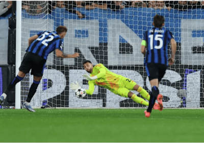 Arsenal goalkeeper David Raya, center, in yellow uniform, catches the ball from reaching the net during the Arsenal-Atalanta match. Managers praised Raya's double save after the match