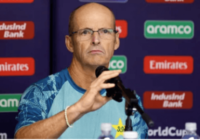 Gary Kirsten, in blue shirt, fields questions from reporters at a recent newws conference. Kirsten resigns as Pakistan coach