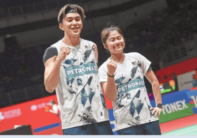 Hoo Pang Ron and Cheng Su Yin pose for the cameras after a match. ang Ron, Su Yin reach 2024 Denmark Open last 16.