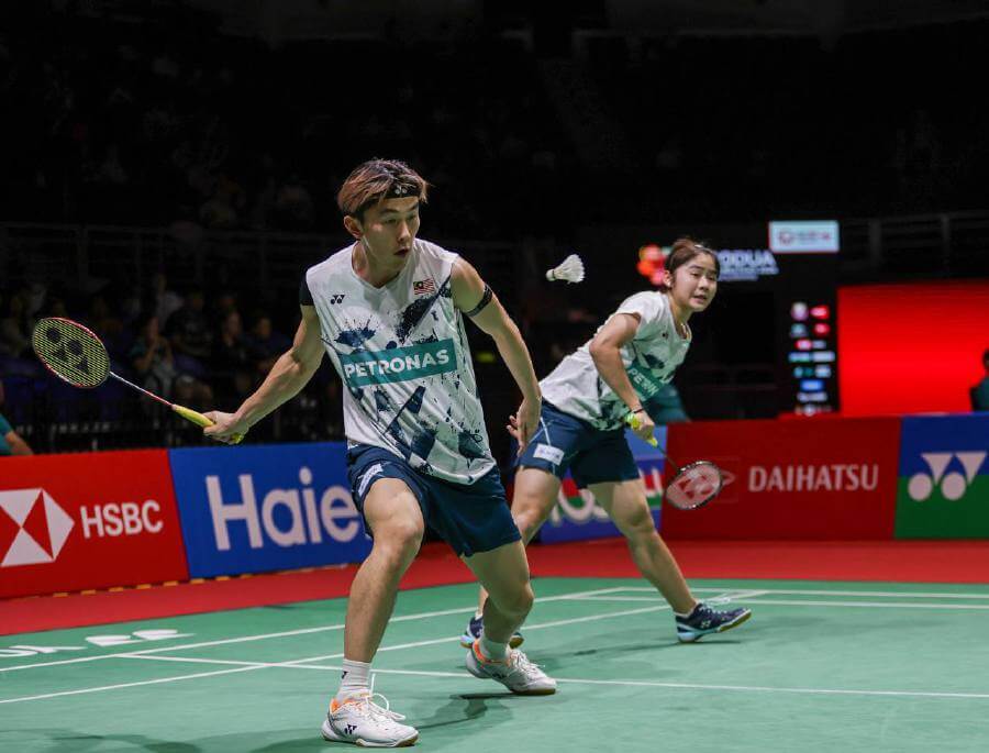 Hoo Pang Ron and Cheng Su-Yin warm up for their match at the 2024 Denmark Open. Pang Ron, Su Yin reach 2024 Denmark Open last 16.