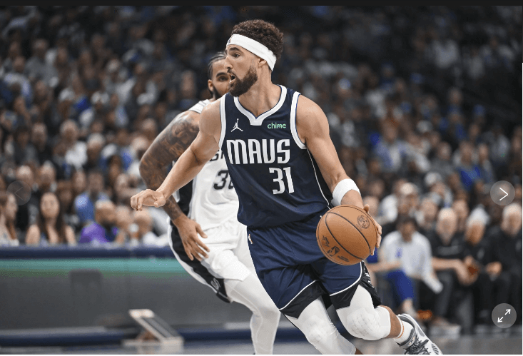 Klay Thompson, in Dallas No. 31 jersey, dribbles his way to the hoop against the San Antonio Spurs. Thompson drops six threes, sets franchise record in Mavs debut