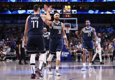 Klay Thompson (31), gets a high five from his teammates in the Mavs' game against the San Antonio Spurs. Thompson drops six threes, sets franchise record in Mavs debut