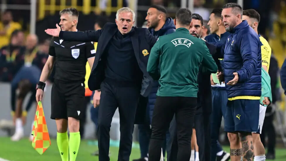 mourinho-mocks-referee-after-red-card-vs-man-united 