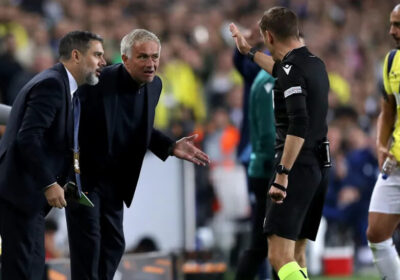 mourinho-mocks-referee-after-red-card-vs-man-united