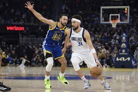 Golden State guard Stephen Curry (30, left) guards Dallas' Klay Tompson (right, 31) in their match on Sunday. Mavs top Dubs despite Warriors' 3s record