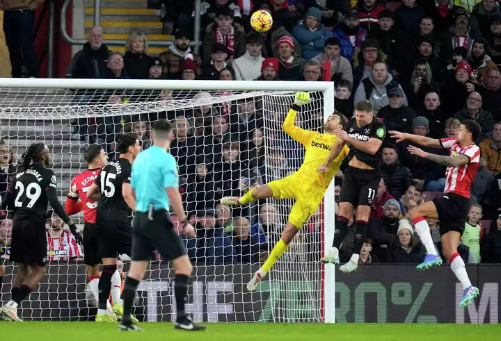 west-hams-lukasz-fabianski-alert-after-carried-off-stretcher