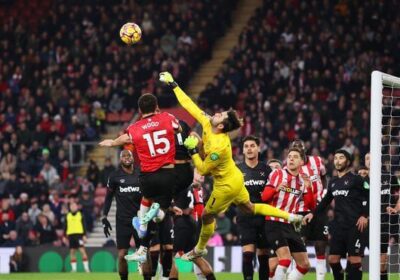 west-hams-lukasz-fabianski-alert-after-carried-off-stretcher