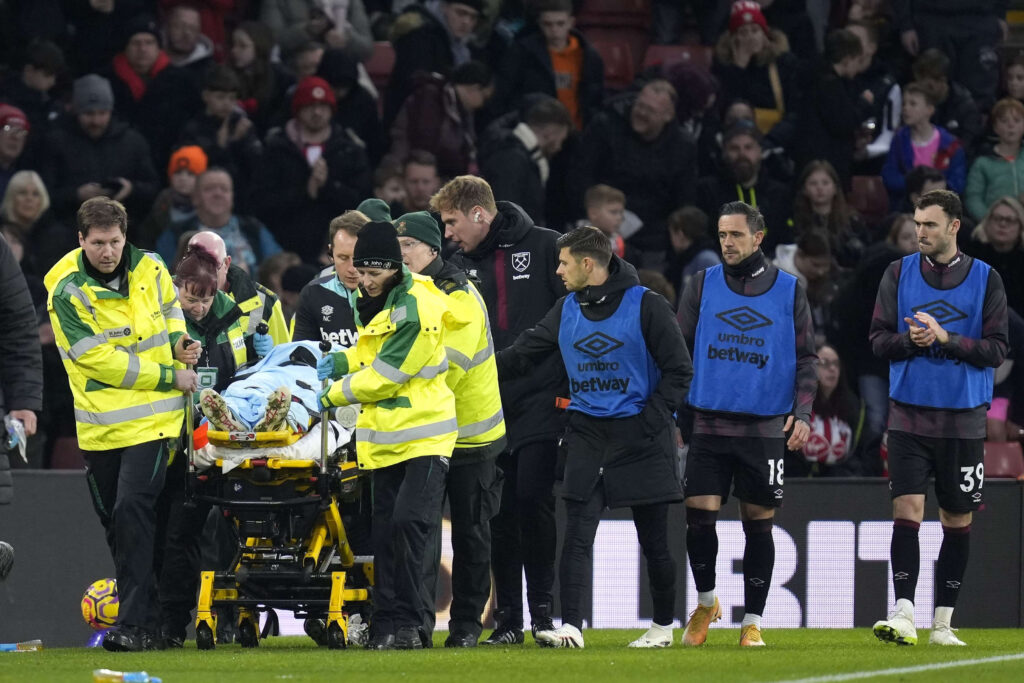 west-hams-lukasz-fabianski-alert-after-carried-off-stretcher