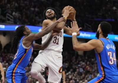 Cleveland center Jarrett Allen (31, middle) drives his way against 2 OKC defenders on Wednesday. Cavs outduel Thunder in marquee matchup