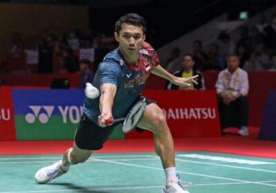 Indonesia's Jonatan Christie lunges for a shot against Chinese Taipei's Lin Chun-yi on Thursday. Christie outworks Lin, reaches Indonesia Open last 8