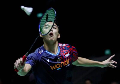 Indonesia's Jonatan Christie returns a shot against Chinese Taipei's Su Li-yang in Jakarta on Wednesday. Christie brings down Su in Indonesian Open