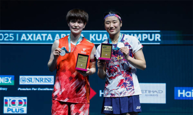 South Korea's An Se Yong, poses her title with China's Wang Zhi Yi in the women's singles final on Sunday. Shi, An cop Malaysia Open 2025 men's, women's singles titles