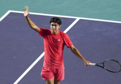 Vietnamese-american Learner Tien acknowledges cheers from the crowd in his match against Germany No.2 seed Alexander Zverev on Wednesday in cpulco, Mexico. Tien stuns Zverev in Mexico Open for 2nd top 10 victim in career