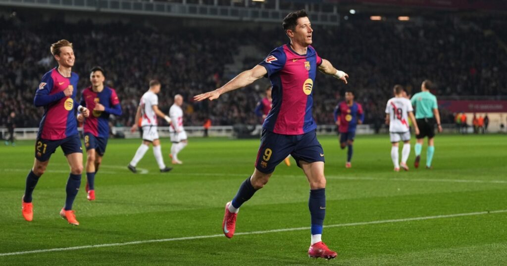 Lewandowski scored from penalty to put Barcelona ahead of Vallecano