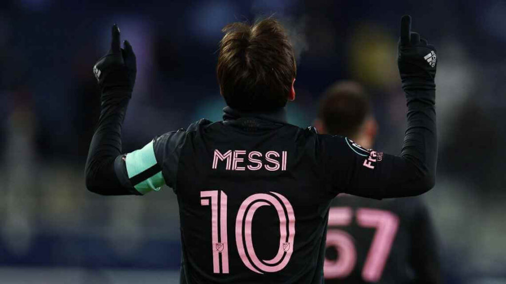 concacaf-disciplines-referee-for-asking-messi-shirt