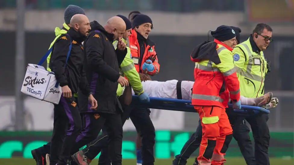 fiorentinas-kean-collapses-on-pitch-after-head-injury