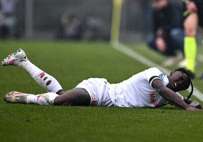 fiorentinas-kean-collapses-on-pitch-after-head-injury