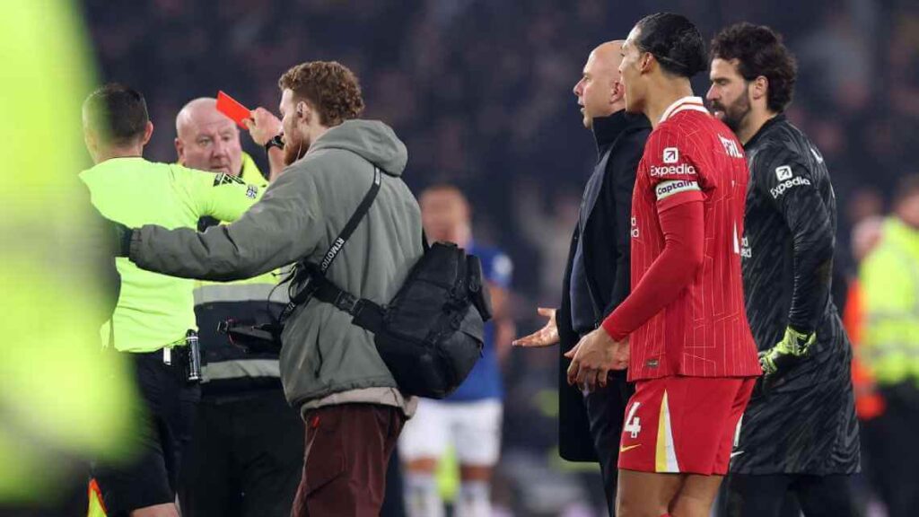 liverpool-everton-match-ends-in-all-out-brawl