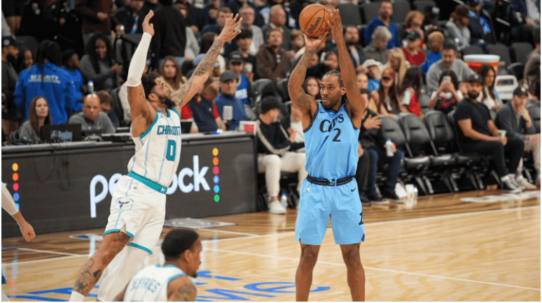 LA clippers forward Kawhi Leonard (2, right) shoots a jumper aganst  against the Charlotte Hornets on Sunday. Clippers vs Hornets sees LA win 6 of last 7; Harden leads way